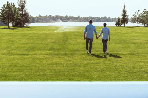 Rear View Couple Holding Hands Walking Grass Outdoors — Stock Photo, Image