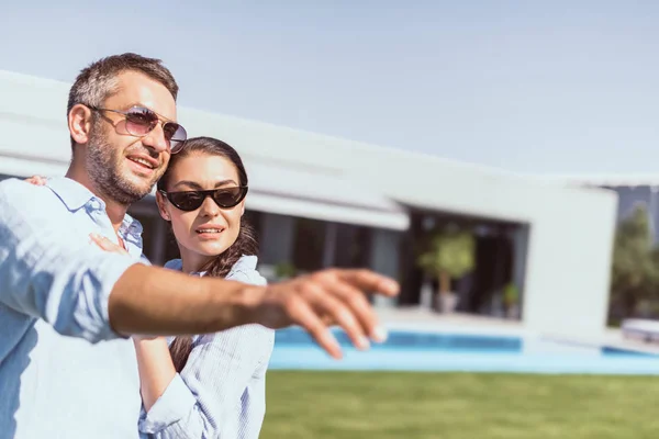 Selective Focus Adult Man Sunglasses Pointing Finger Girlfriend Standing Green — Stock Photo, Image