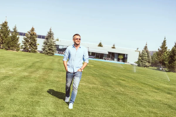 Hombre Adulto Guapo Gafas Sol Caminando Con Las Manos Los — Foto de Stock