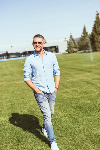 Sonriente Hombre Adulto Gafas Sol Caminando Con Las Manos Los —  Fotos de Stock