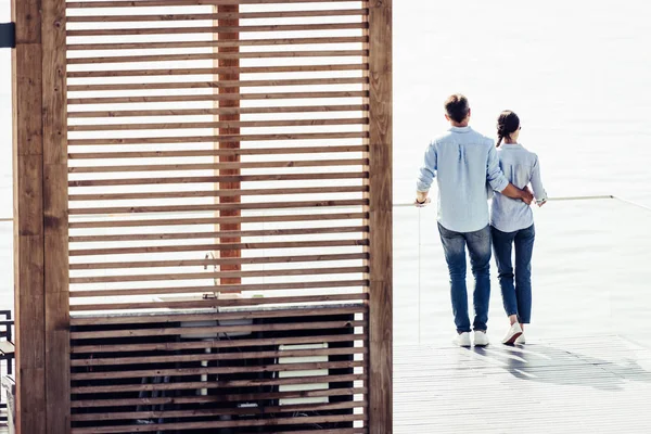 Rear View Stylish Couple Standing Pier Lake Country House — Stock Photo, Image