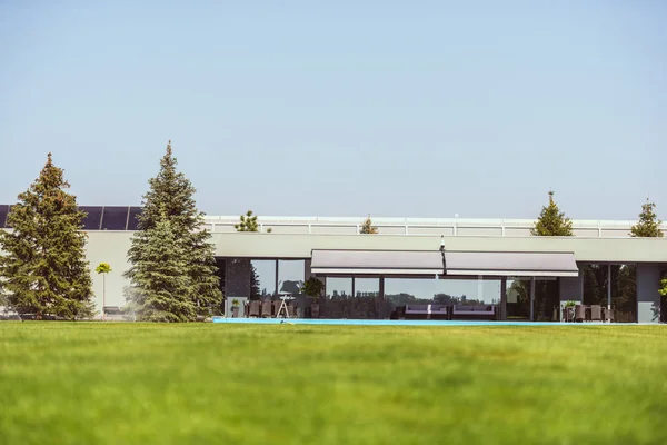 Oberflächenniveau Des Grünen Rasens Und Modernes Ferienhaus Unter Blauem Himmel — Stockfoto