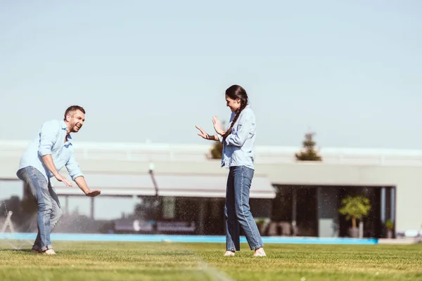 Couple Having Fun Automatic Watering Green Lawn Country House — Free Stock Photo