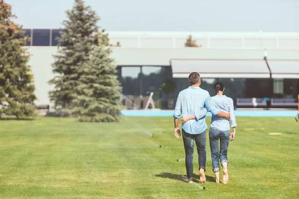 Rear View Couple Embracing Each Other Walking Lawn Country House — Stock Photo, Image