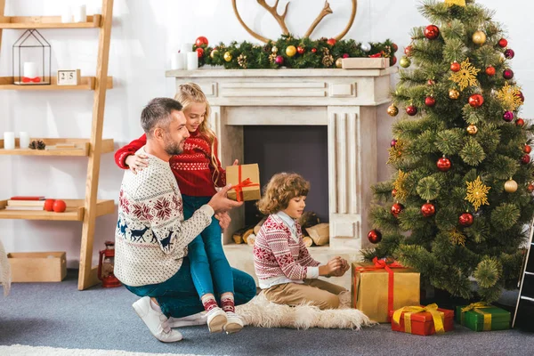 Heureux Père Enfants Prenant Des Cadeaux Sous Arbre Noël — Photo