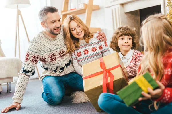 幸せな親とギフト ボックス クリスマスに一緒に過ごす時間の子どもたち — ストック写真