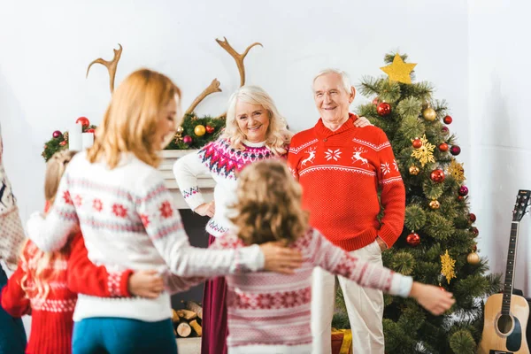 Heureux Grands Parents Regardant Fille Avec Petits Enfants Maison Pendant — Photo gratuite