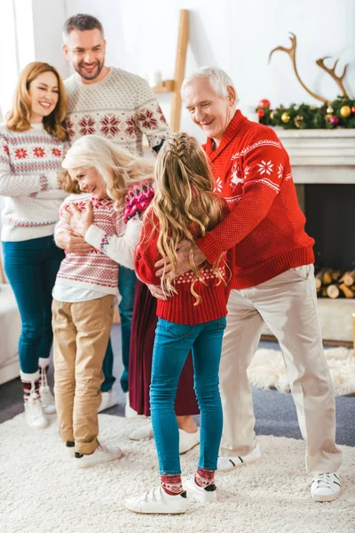 Щасливі Бабусі Дідусі Обіймаються Дітьми Напередодні Різдва Вдома — стокове фото