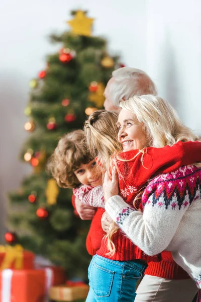 Бабушки Дедушки Обнимаются Детьми Рождество Дома — стоковое фото