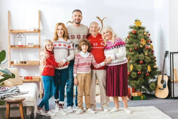 Família Feliz Abraçando Casa Durante Natal Olhando Para Câmera — Fotografia de Stock