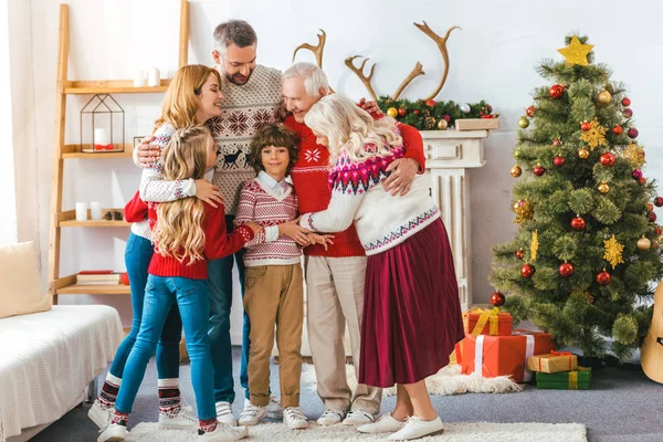 Glückliche Familie Die Sich Weihnachten Hause Umarmt — Stockfoto