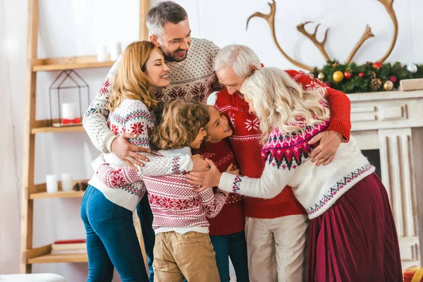 Piękne Szczęśliwa Rodzina Obejmując Domu Podczas Świąt Bożego Narodzenia — Zdjęcie stockowe