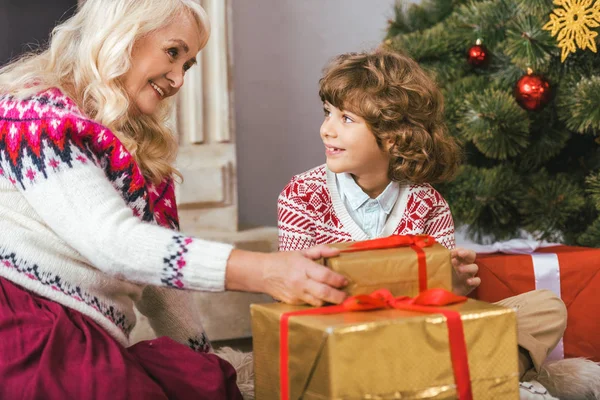 Avó Seu Neto Com Presentes Natal Olhando Para Outro — Fotografia de Stock