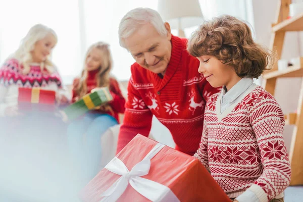 Avô Criança Com Caixa Presente Passar Tempo Juntos Natal — Fotografia de Stock