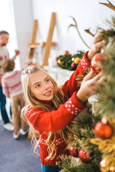 Schmückendes Kleines Kind Schmückt Weihnachtsbaum — Stockfoto