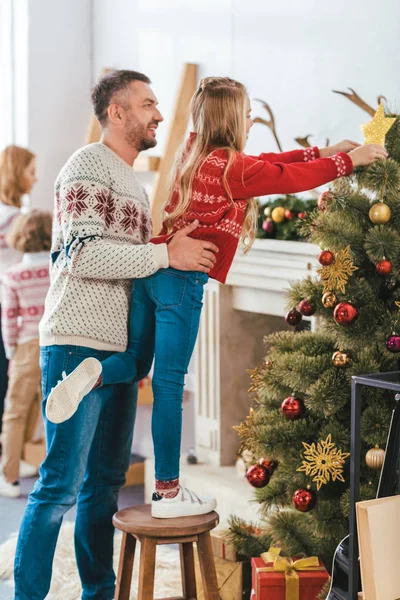 Padres Niños Decorando Sala Estar Juntos Navidad — Foto de Stock