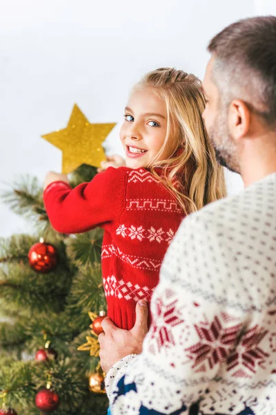 Guapo Joven Padre Llevando Hija Mientras Ella Decorando Árbol Navidad — Foto de Stock
