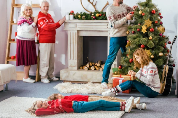 Decoreren Van Woonkamer Samen Voor Kerstmis Gelukkige Familie — Gratis stockfoto