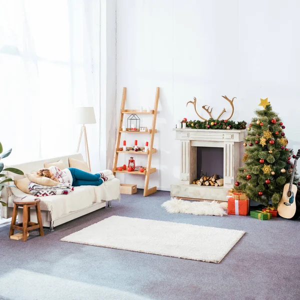 Jeune Femme Dormant Sur Canapé Dans Salon Décoré Noël — Photo