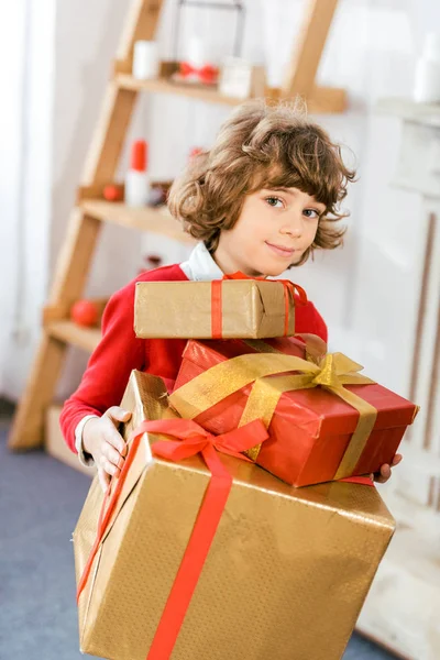 Bedårande Happy Kid Innehar Stack Christmas Presentaskar — Gratis stockfoto