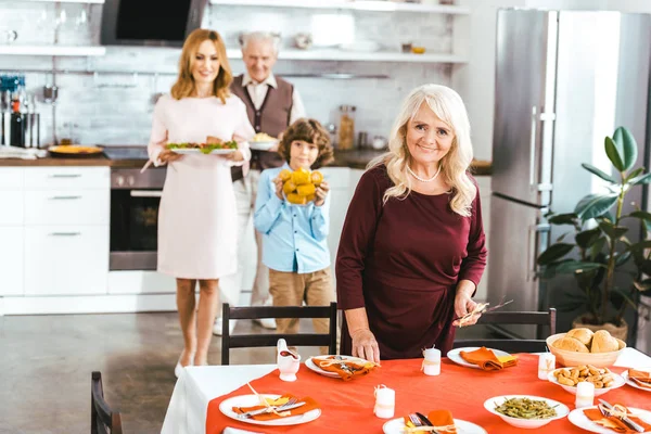 Abuelos Con Hija Adulta Nieto Sirviendo Mesa Para Cena Acción —  Fotos de Stock