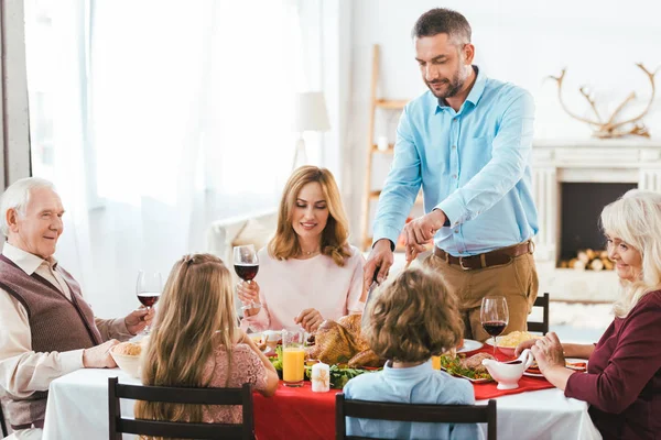 Lycklig Familj Med Läckra Thanksgiving Middag Tillsammans Hemma Medan Far — Stockfoto