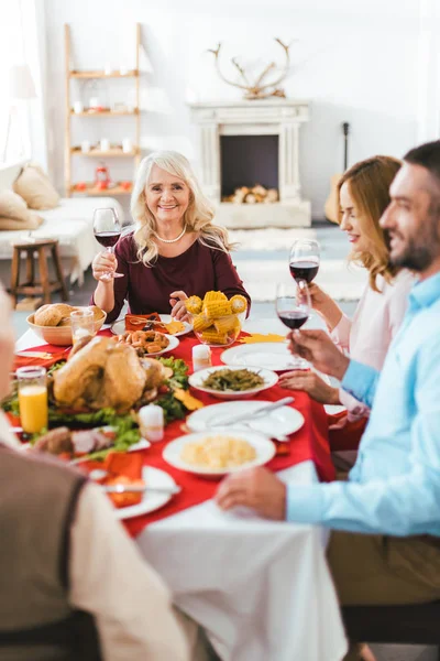 Glückliche Seniorin Blickt Beim Dankeschön Essen Mit Familie Die Kamera — Stockfoto