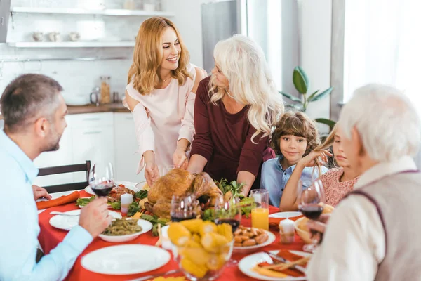 家で一緒に感謝祭のディナーを持っている大きい幸福な家族 — ストック写真
