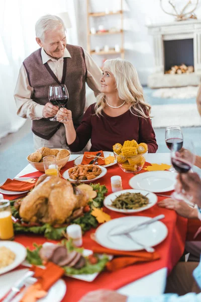 Seniorenpaar Klappert Beim Erntedankfest Mit Weingläsern — Stockfoto