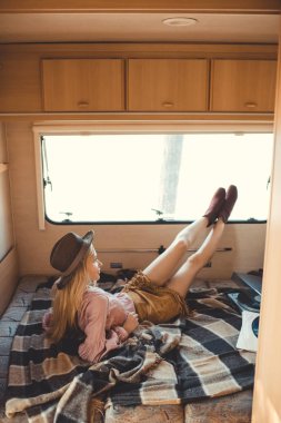 camper van içinde vinil kayıtlar ile yalan şapkalı hippi kız