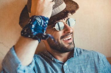 güneş gözlüğü ve şapka yakışıklı gülen adam 