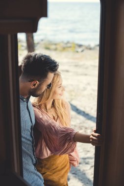 hippi çift camper van kapıdan sarılma