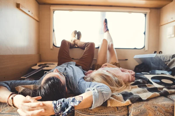 Casal Hippie Deitado Dentro Campervan Com Guitarra Acústica Jogador Vinil — Fotografia de Stock