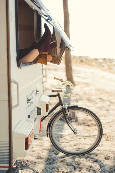 Pareja Descansando Remolque Con Los Pies Fuera Bicicleta Cerca Autocaravana — Foto de Stock