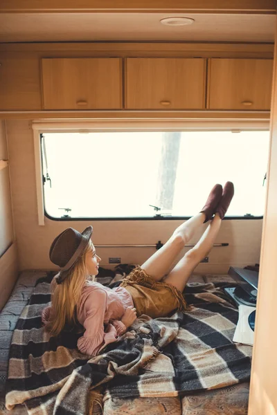 Camper Van Içinde Vinil Kayıtlar Ile Yalan Şapkalı Hippi Kız — Ücretsiz Stok Fotoğraf
