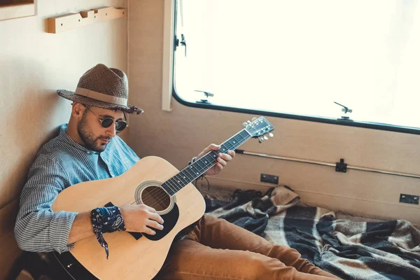 Bonito Homem Chapéu Tocando Guitarra Dentro Campervan — Fotografia de Stock Grátis