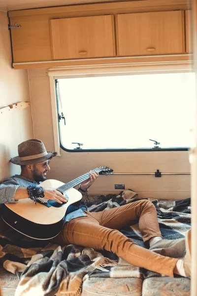 Hombre Guapo Tocando Guitarra Acústica Dentro Del Remolque — Foto de Stock