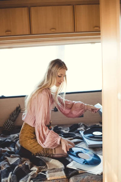 Hermosa Chica Hippie Poner Disco Vinilo Jugador Dentro Autocaravana — Foto de stock gratuita