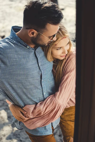 Happy Hippie Couple Embracing Door Campervan — Stock Photo, Image