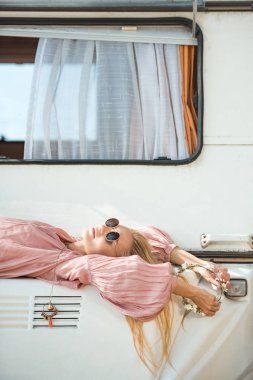 güzel hippi kız çelenk ve camper van yalan güneş gözlüğü