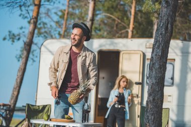 adam kesme ananas treyler şarap ayakta kadınla ise seçici odak