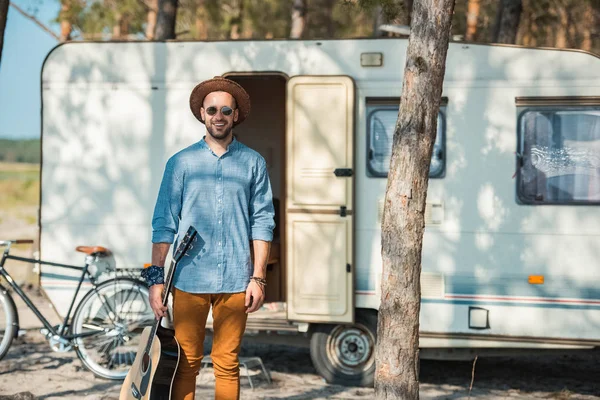 Hombre Feliz Sosteniendo Guitarra Pie Remolque Con Bicicleta — Foto de Stock