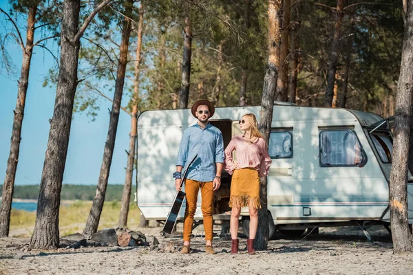 Junges Hippie Paar Mit Akustikgitarre Posiert Der Nähe Von Wohnmobil — Stockfoto