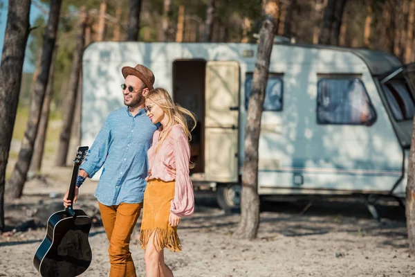 Hippie Couple Sunglasses Hugging Walking Acoustic Guitar Trailer Forest — Stock Photo, Image
