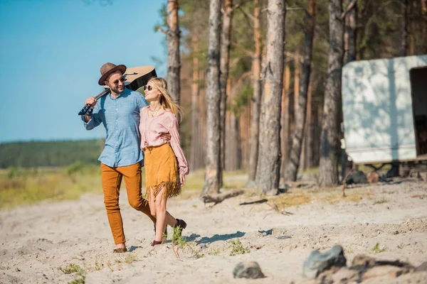 Hermosa Pareja Joven Abrazando Caminando Con Guitarra Acústica Bosque — Foto de Stock