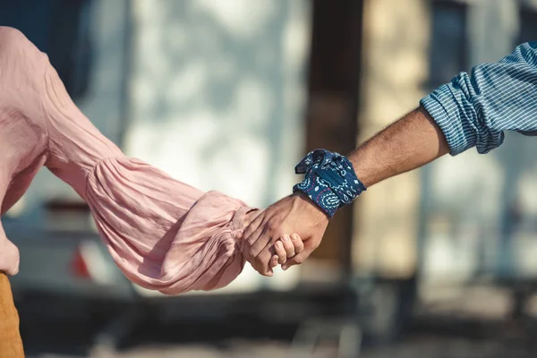 Recortado Vista Hippie Pareja Cogido Mano — Foto de Stock