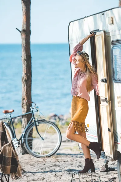 Приваблива Дівчина Хіпі Стоїть Біля Кемперського Фургона Велосипедом — Безкоштовне стокове фото