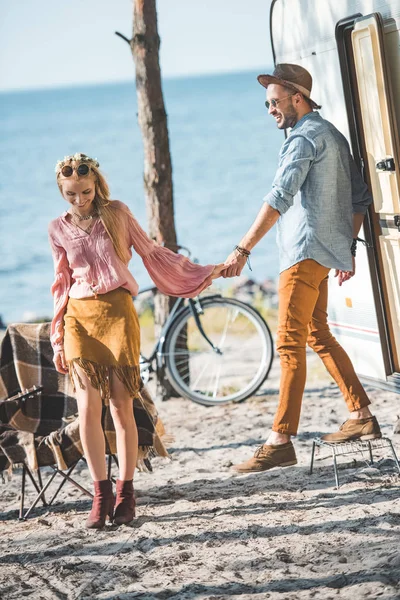 Young Hippie Couple Holding Hands Going Walk Campervan — Free Stock Photo