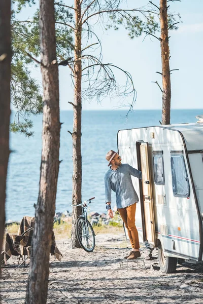 Handsome Man Hat Camp Trailer Bicycle — Stock Photo, Image