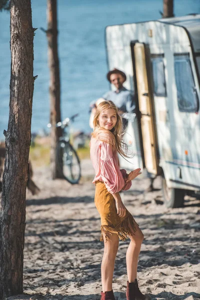 Atraente Jovem Dançando Enquanto Homem Tocando Guitarra Perto Campervan — Fotografia de Stock